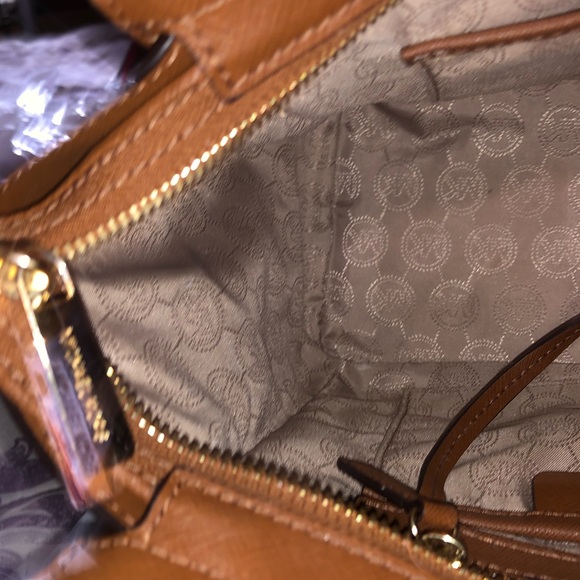 Medium size Michael kors brown handbag with strap - Picture 5 of 8